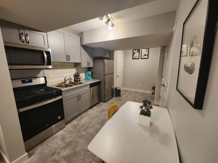 Deluxe 2 Bedroom Suite With*Netflix/Cable/Prime Edmonton Exterior foto